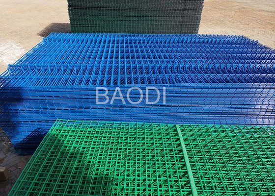 De blauwe Plastic Omheining van het Draadnetwerk voor Openbare Grondomheining Gegalvaniseerde Draad binnen
