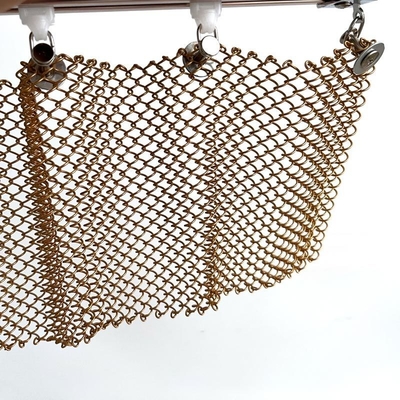 Aluminium draadnet snijden dienst voor duurzame en stijlvolle goudkleur in commerciële ruimtes