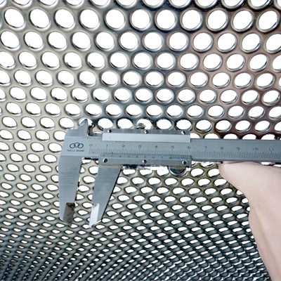 Aanpasbare dikte Sterk geperforeerd stalen paneel Opties voor gladde afwerking Veiligheidsmetalen barrières
