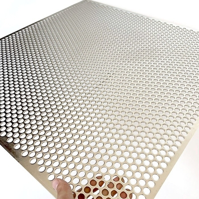Decoratieve metalen geveldikte 0,5 3,5 mm Max. 1,5 m Breedte Aanpasbare geperforeerde panelen