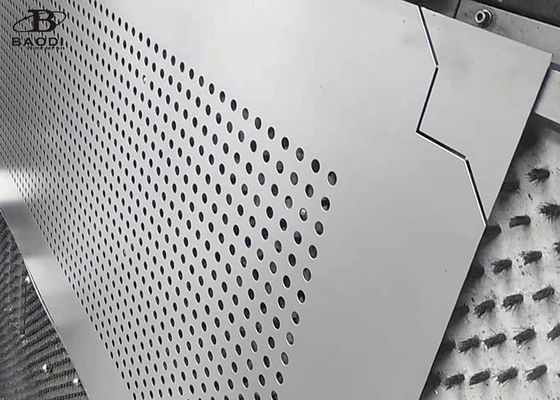 Geperforeerd het Metaalnetwerk van het Koolstofstaal Decoratief Rond Gat Patroon